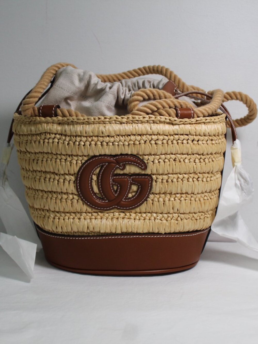 NWT Gucci Woven Raffia Effect Leather Drawstring Bucket Bag Handbag 834935